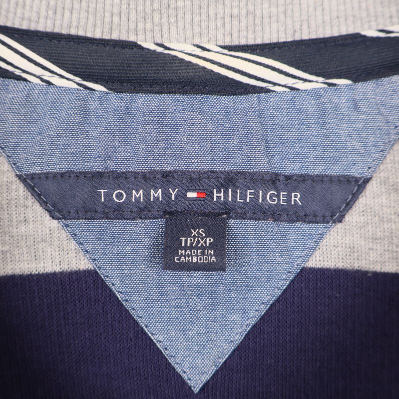 Närbild på Tommy Hilfiger-logga i nacken