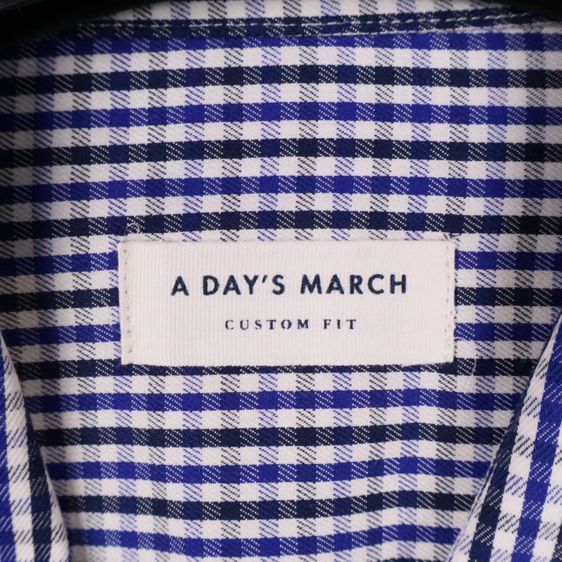 Närbild av etikett A Day's March inuti skjortan