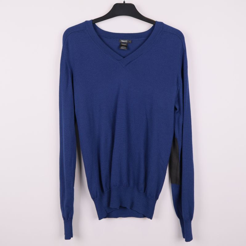 Blå v-ringad tröja, framifrån