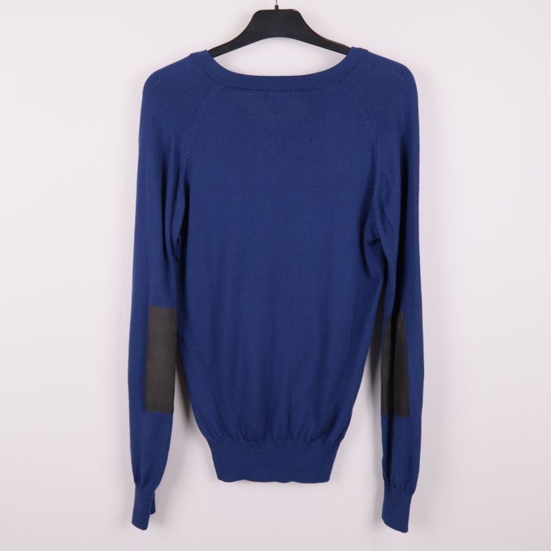 Blå tröja baksida med förstärkta armbågar