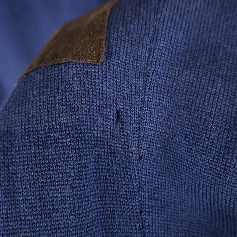 Närbild på litet hål vid armbåge 