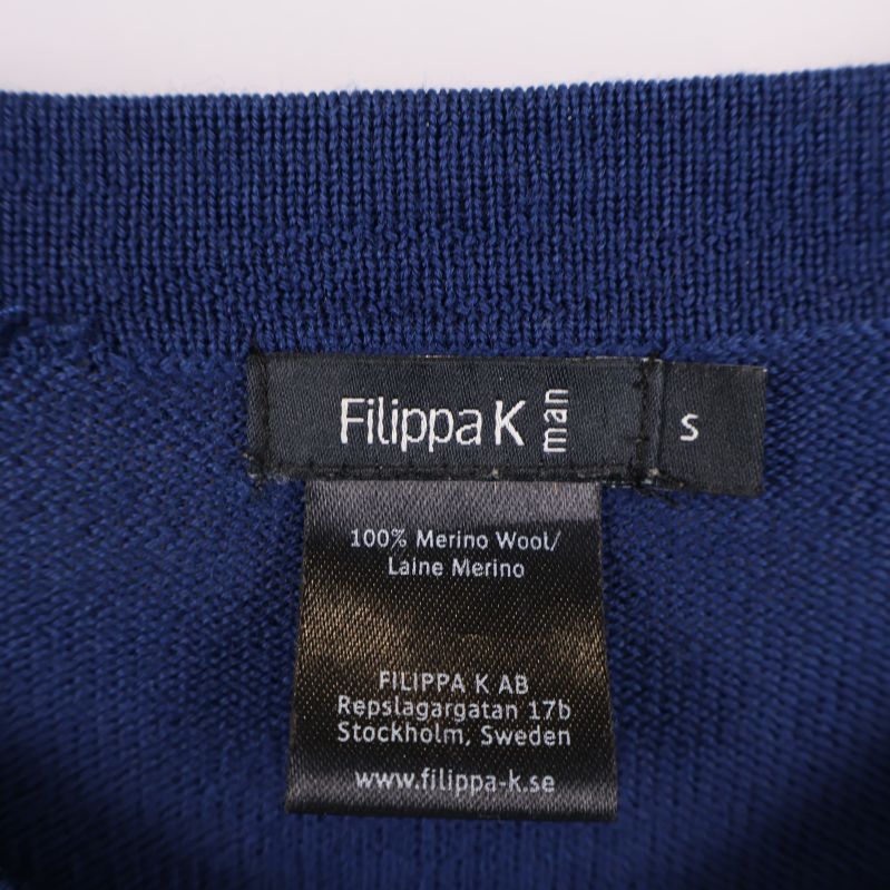 Närbild på Filippa K-etikett och materialinformation