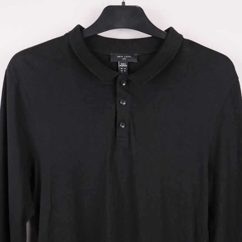 Närbild av krage och bröstparti