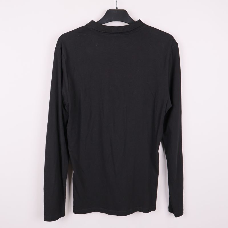 Svart långärmad pikétröja visad bakifrån 