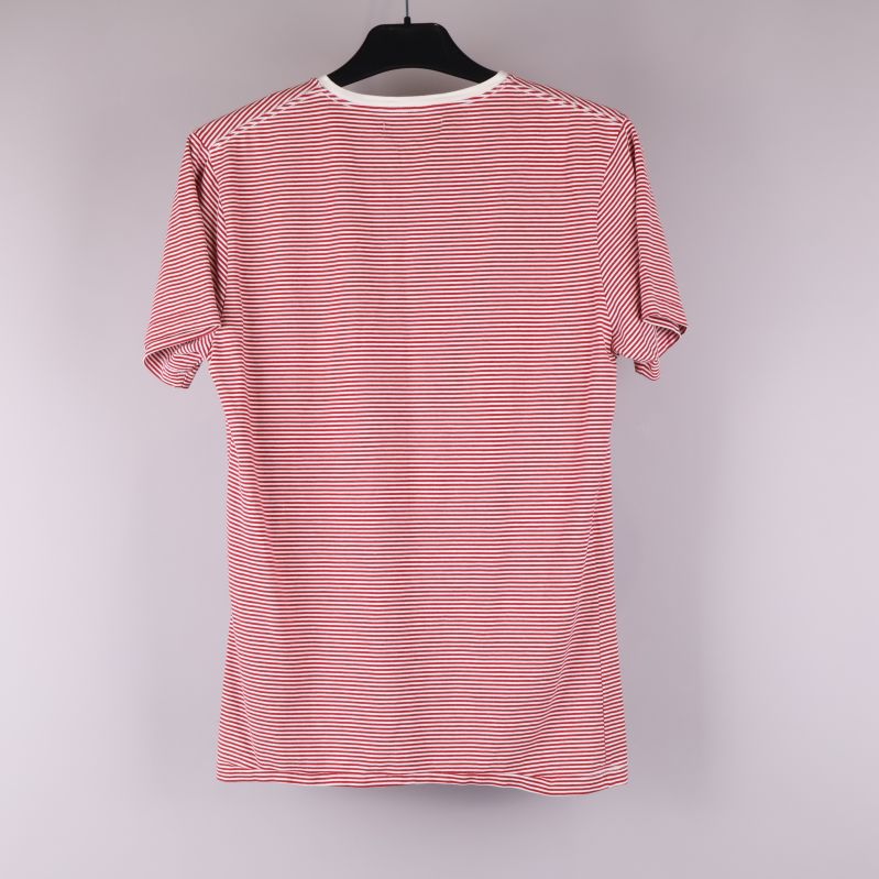 Baksidan av röd- och vitrandig t-shirt 