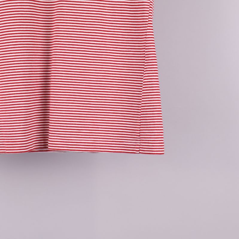 Närbild på nederkant och sidosöm av randig t-shirt