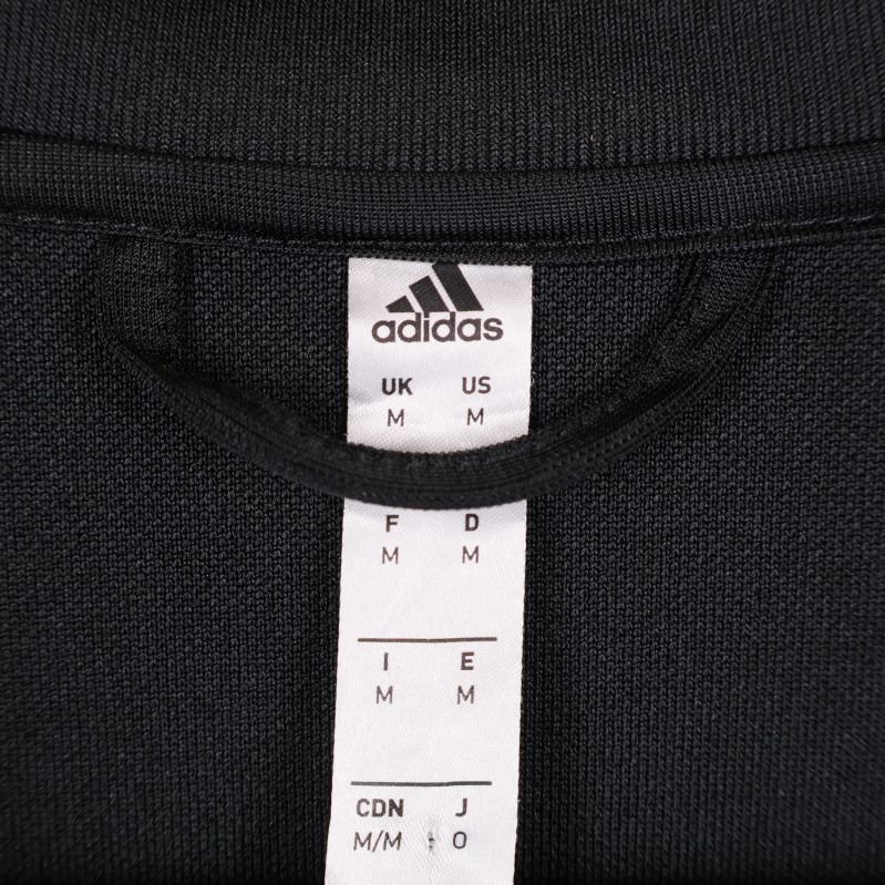 Storleksetikett som visar Adidas M