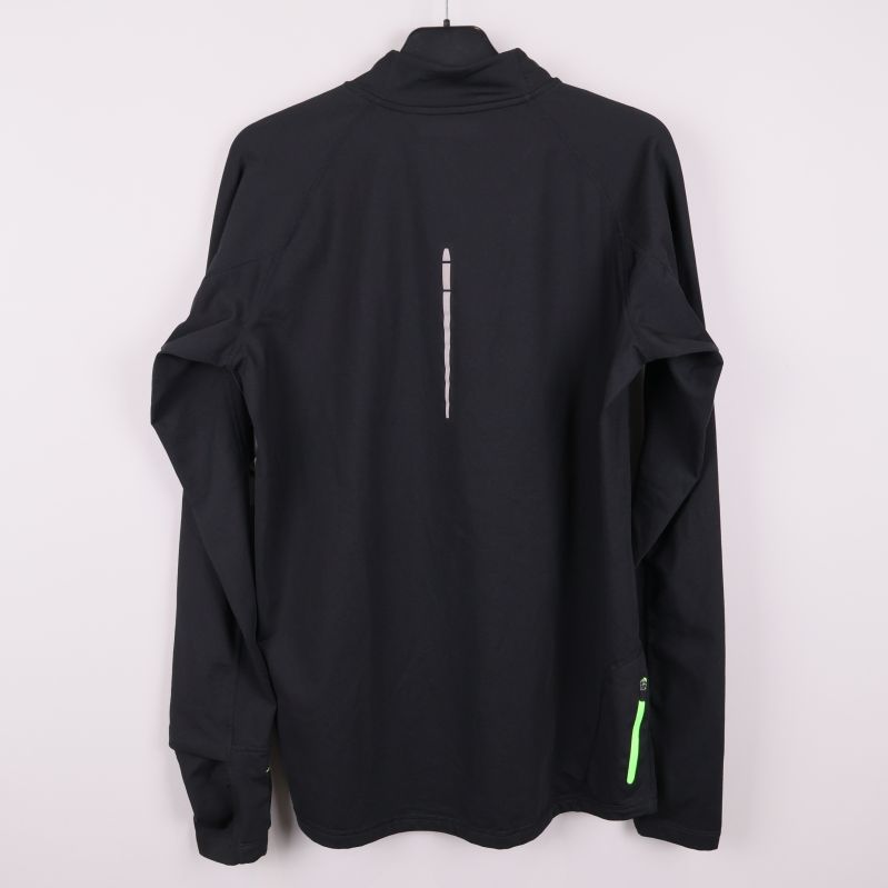 Träningströjans baksida med reflekterande detalj