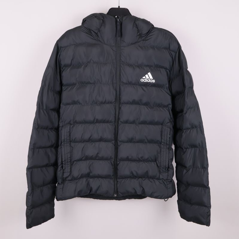 Framsida av svart vadderad adidas-jacka med huva