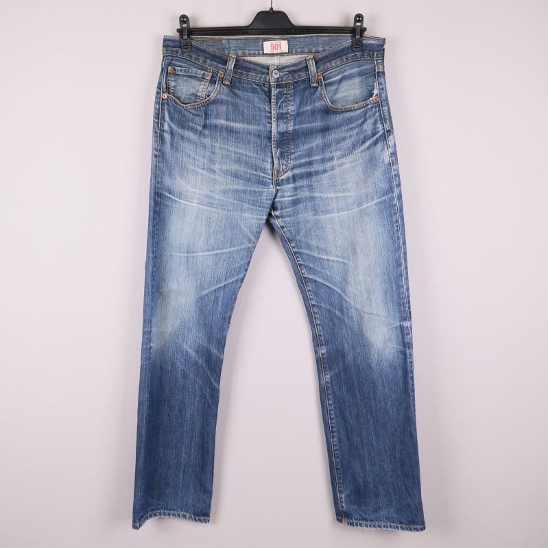 Framsidan av blå Levi's 501 jeans 