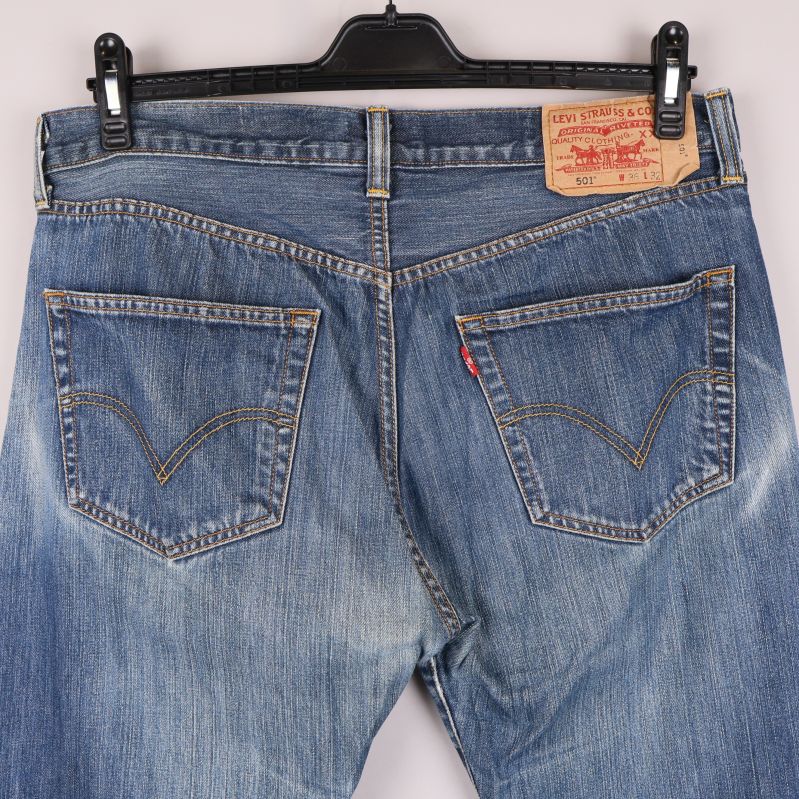 Närbild på jeansens bakfickor och läderetikett