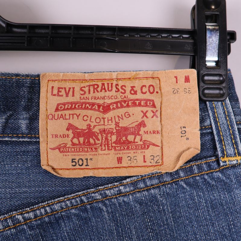 Levi's läderetikett med modell och storlek