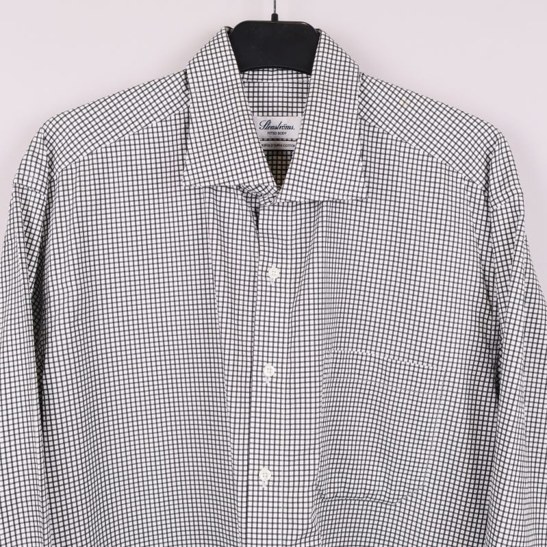 Närbild på skjortans överdel och krage framtill