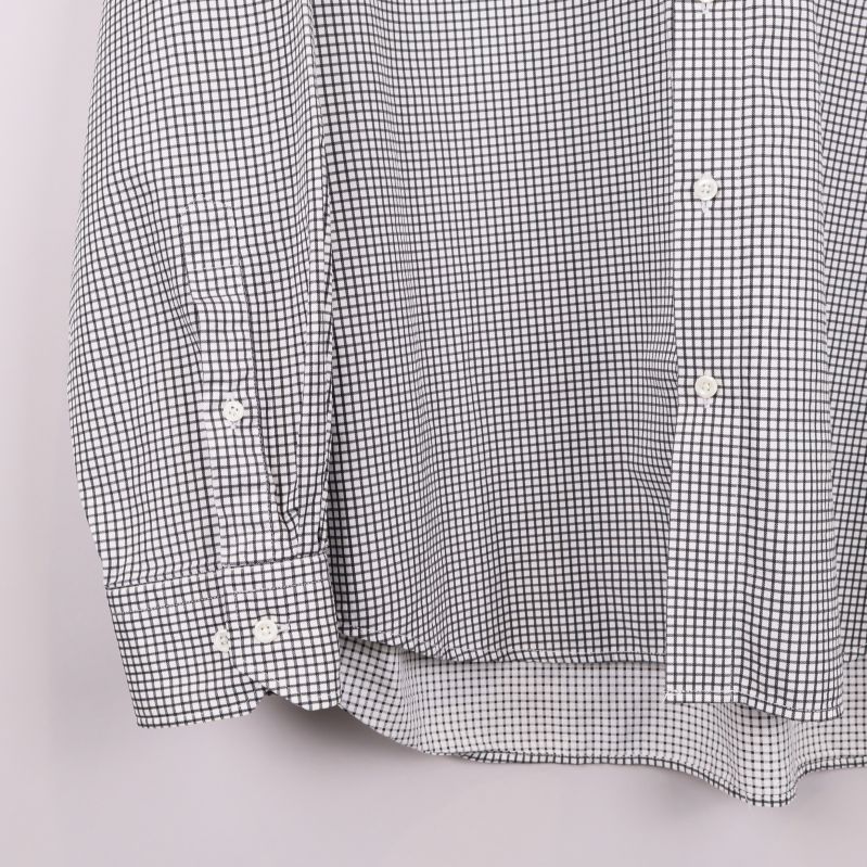 Närbild på skjortans nederkant och manschett