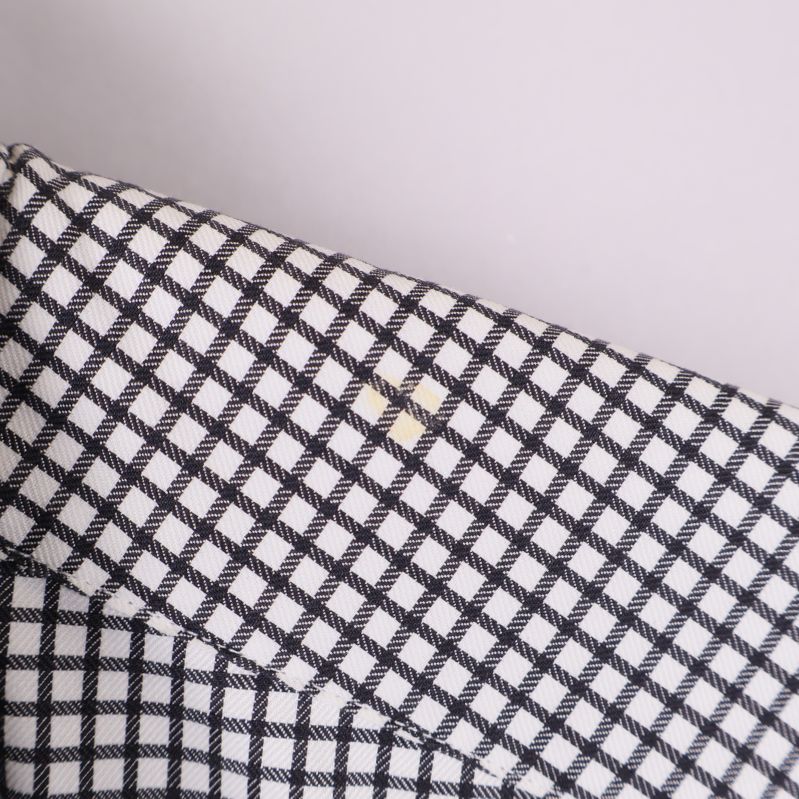 Fläck på vänster axel av rutigt skjorta