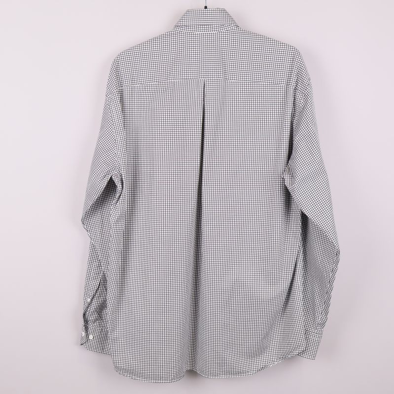 Baksida av svartvit rutigt skjorta 
