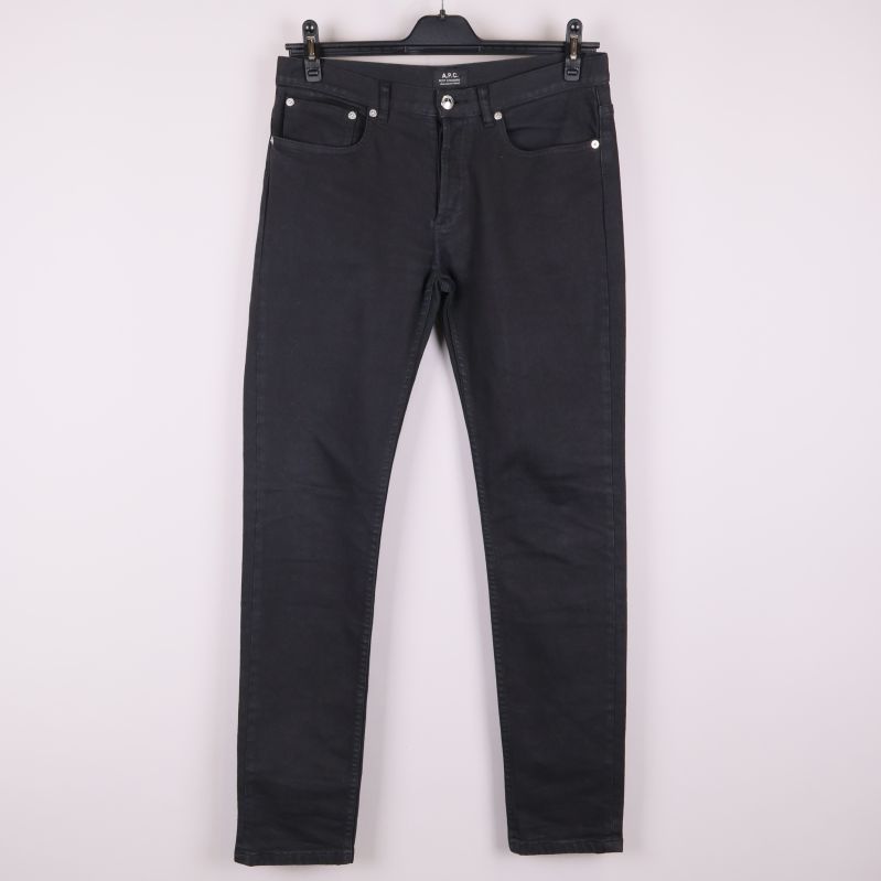 Svarta jeans framifrån med rak passform