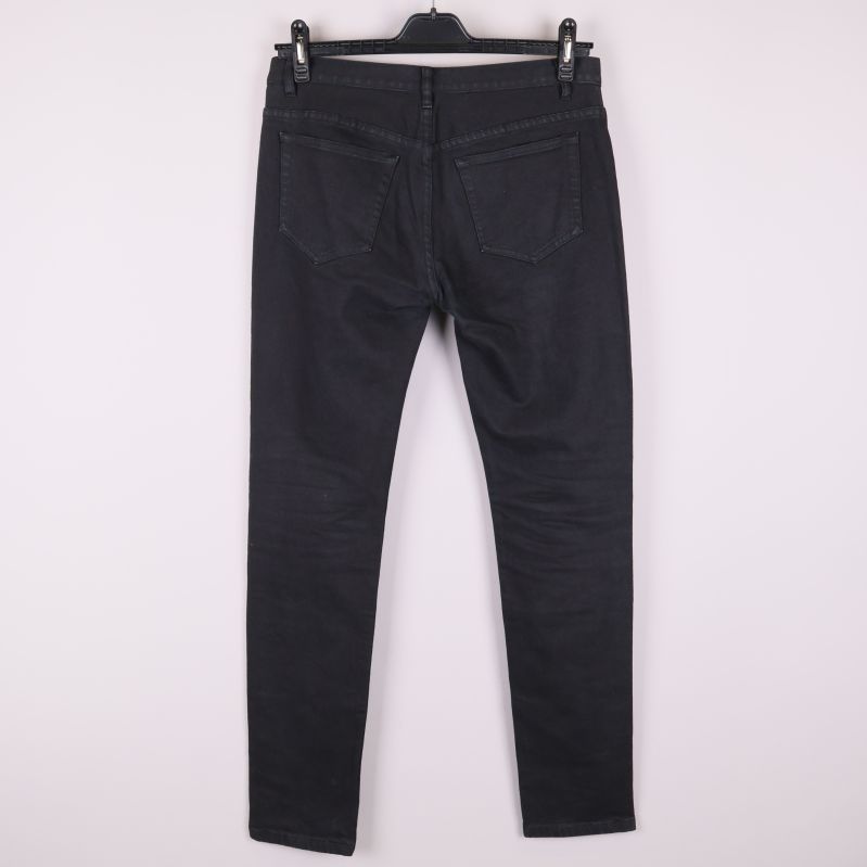 Svarta jeans bakifrån med bakfickor