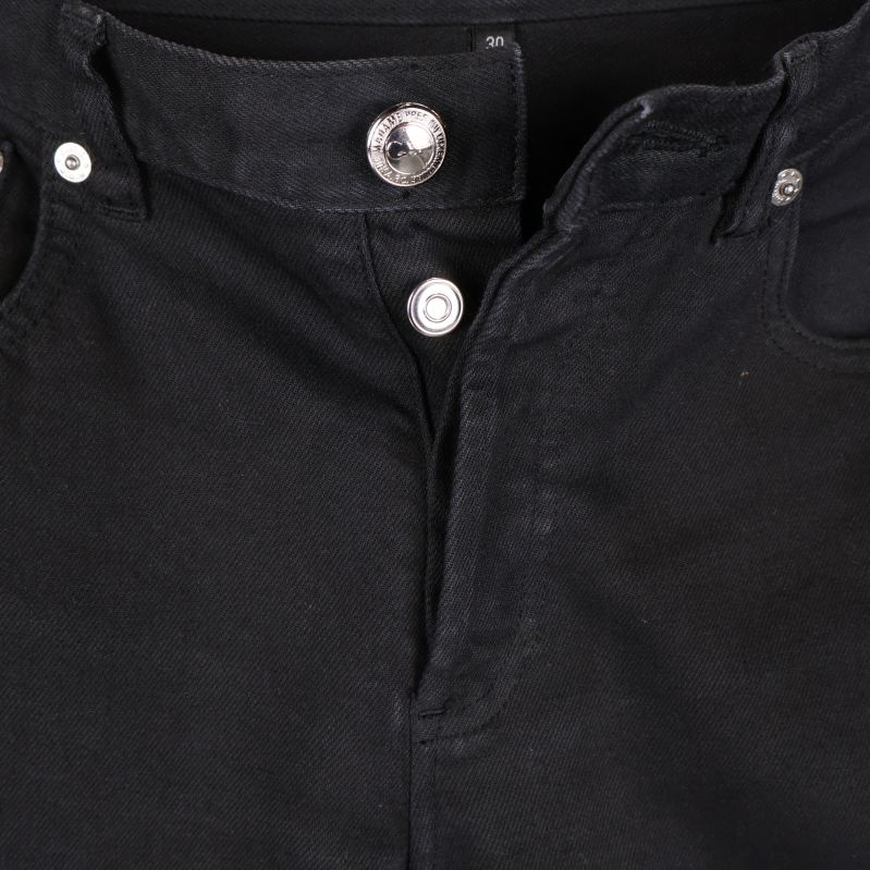 Knapp och gylf i metall på svarta jeans