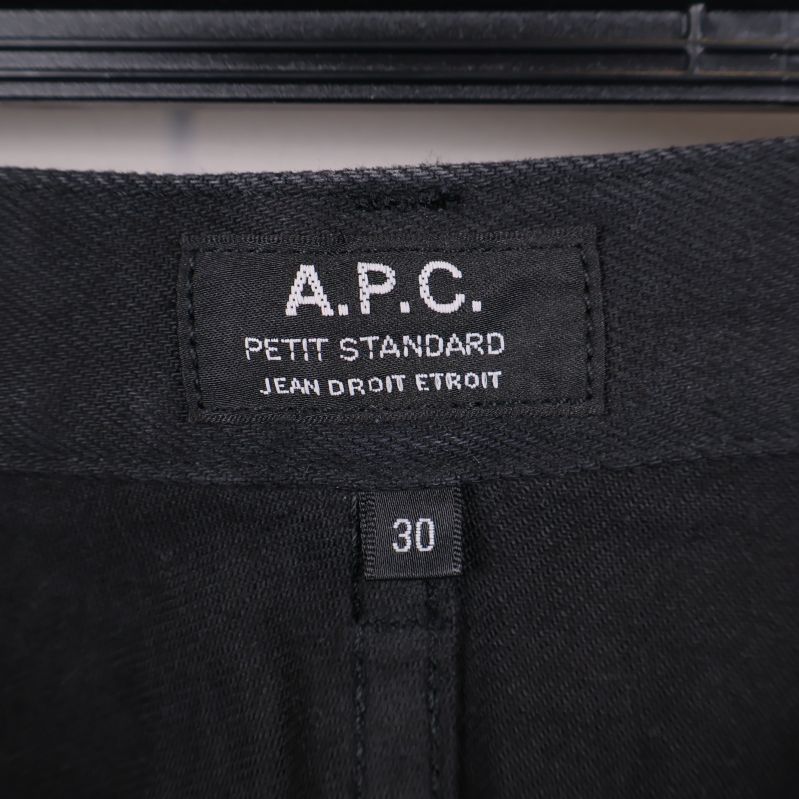 Etikett med A.P.C.-logotyp och jeansstorlek 30