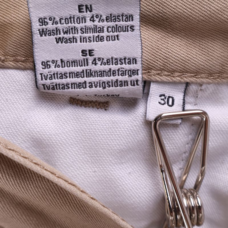 Materiallapp visar 96% bomull och 4% elastan