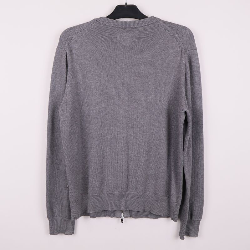 Baksidan av grå bomullströja med långa ärmar