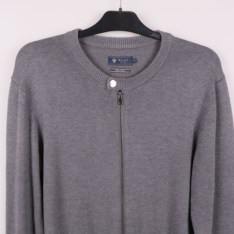 Närbild på överdelen av tröjan och halsringning