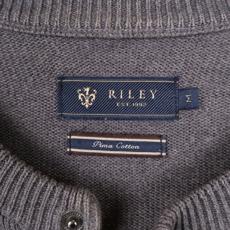 Närbild på varumärkesetikett Riley och Prima Cotton-emblem