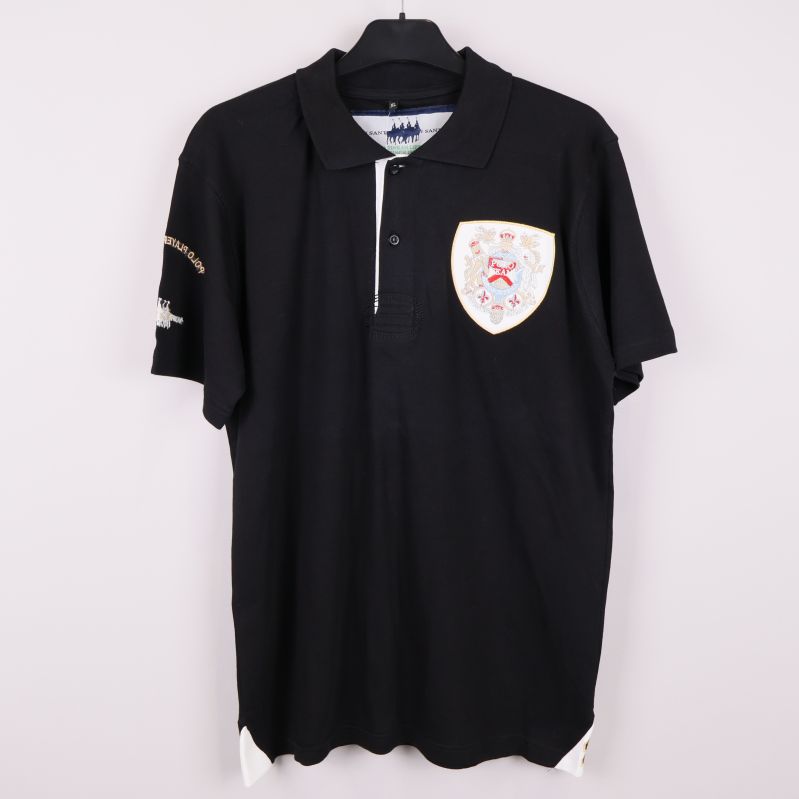 Svart pikétröja med broderat emblem och krage 
