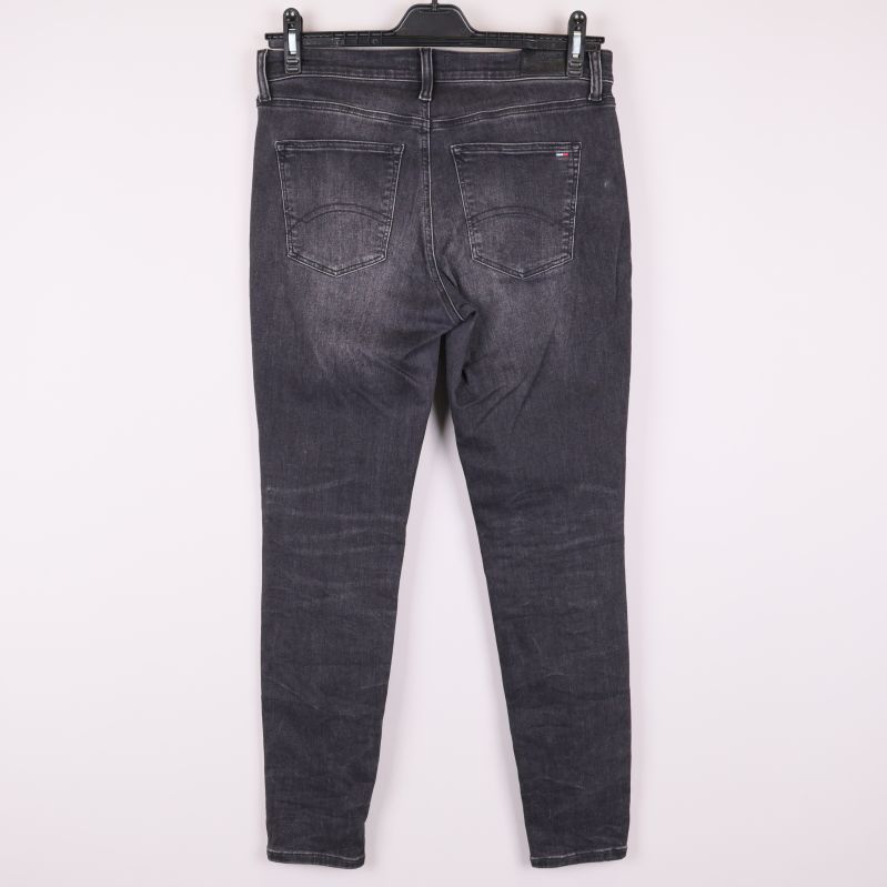 Baksida av svarta jeans med två fickor