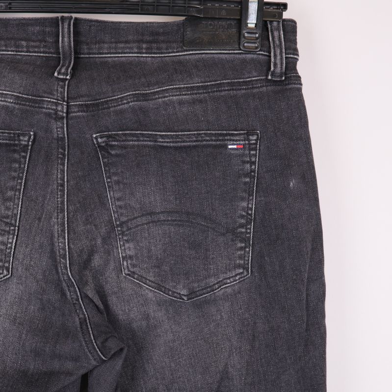 Närbild på bakfickan och diskret Tommy Jeans-logga