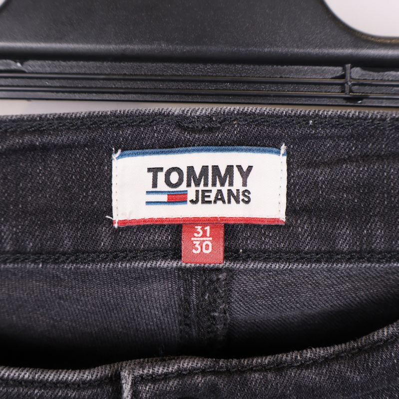 Tommy Jeans-etikett i midjan med storlek 31 30