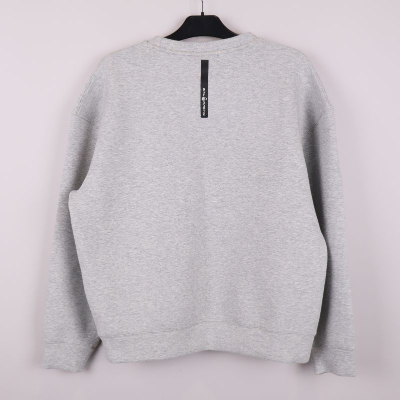 Baksidan av grå Sail Racing-sweatshirt visas hängande