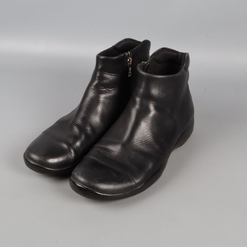 Svarta läderankelboots med dragkedja, sned vy framifrån