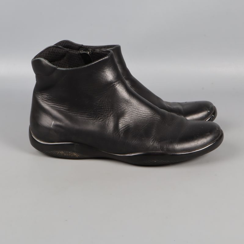 Svarta läderankelboots från sidan, visar dragkedja och form