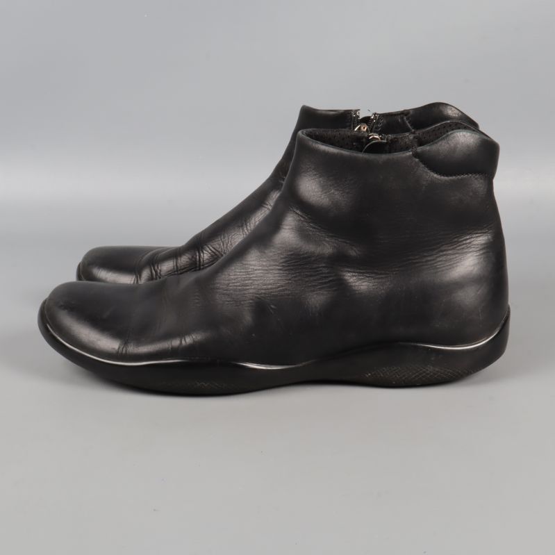 Svarta boots i skinn sedda rakt från sidan