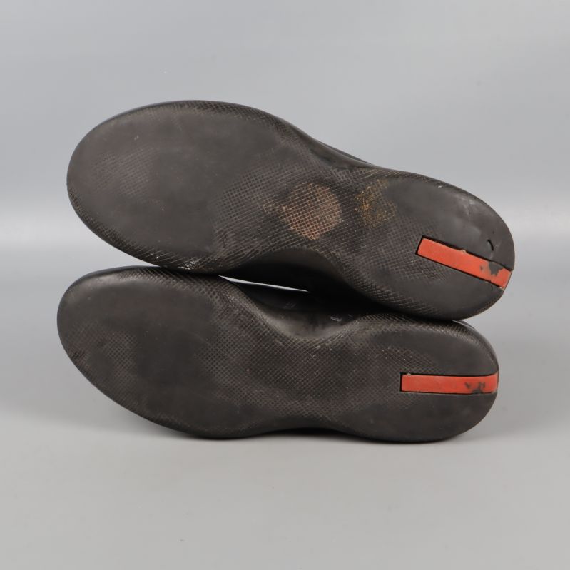 Bootssulor i svart med röd detalj 