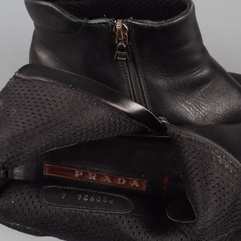 Insida av svart sko med PRADA logotyp och storleksmärkning