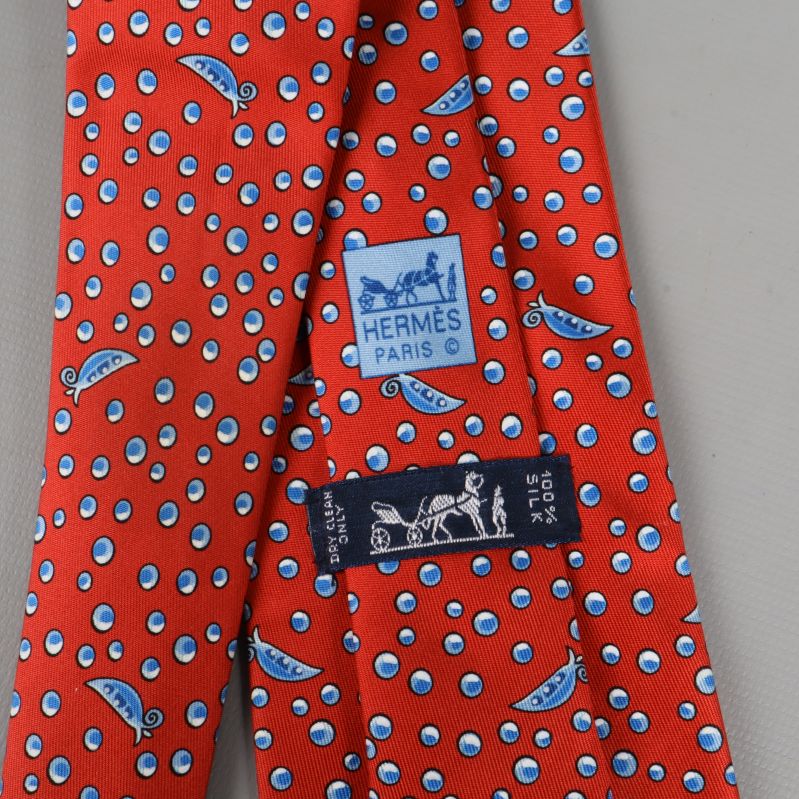 Insidan av röd Hermès-slips med etiketter och sömmar