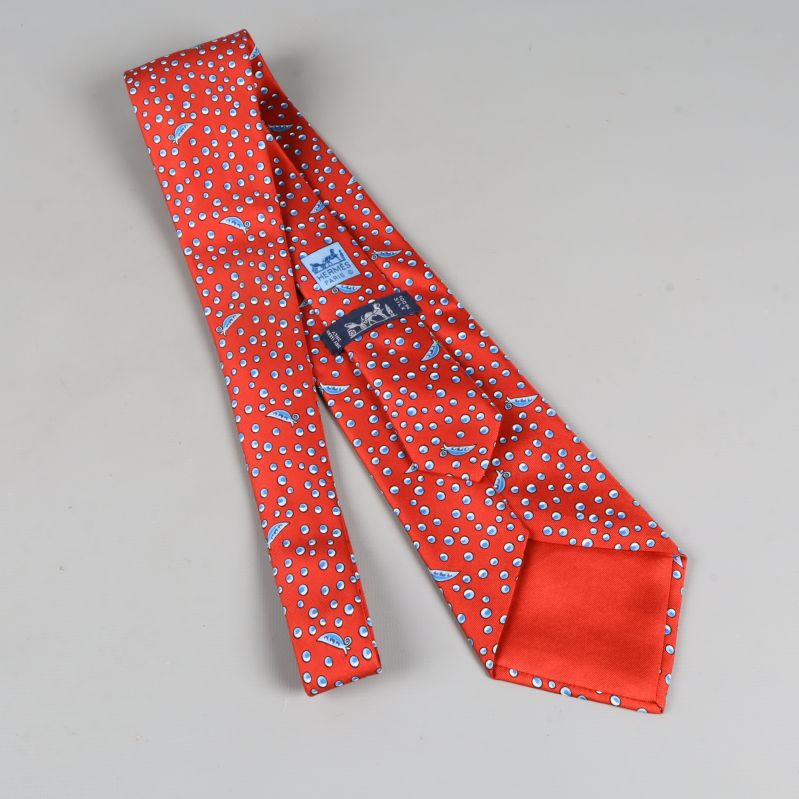 Röd slips med Hermès-mönster, baksida och etiketter synliga