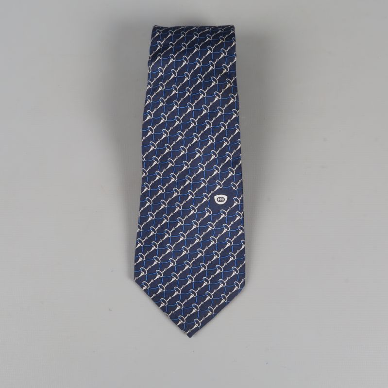 Helbild av blå slips med återkommande vitt mönster