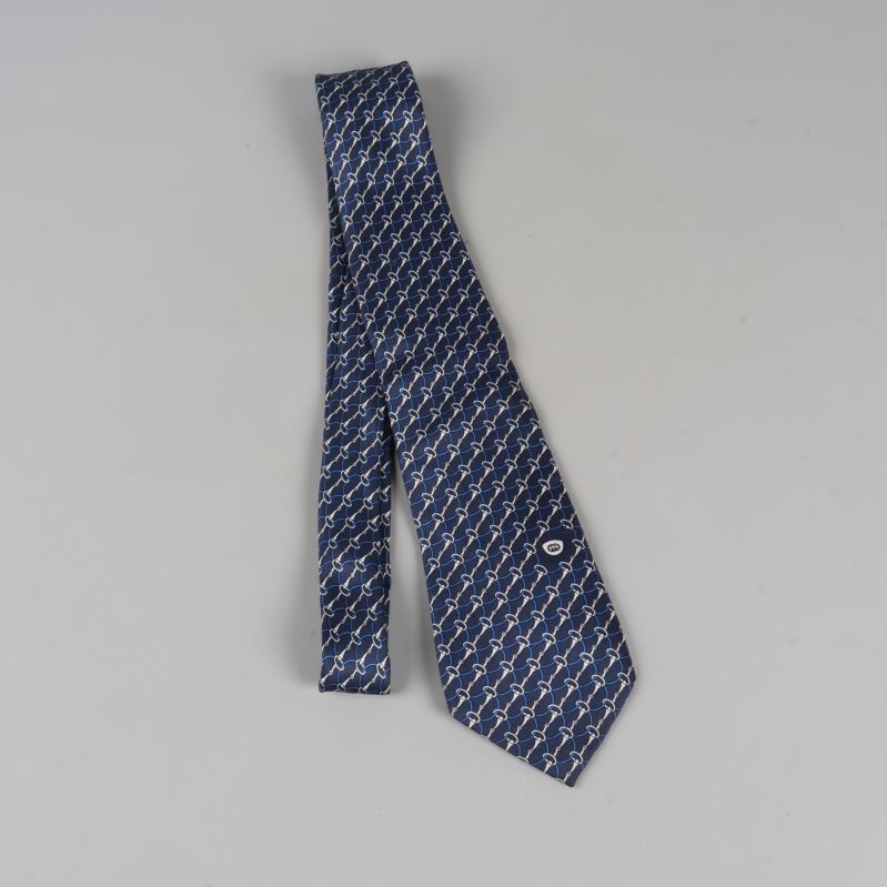 Blå slips liggande lätt vikt med mönster synligt