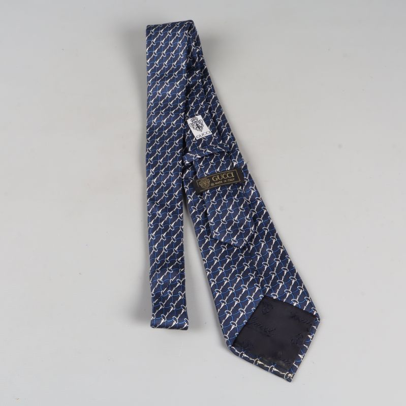 Blå slips med insyn på etiketter och foder