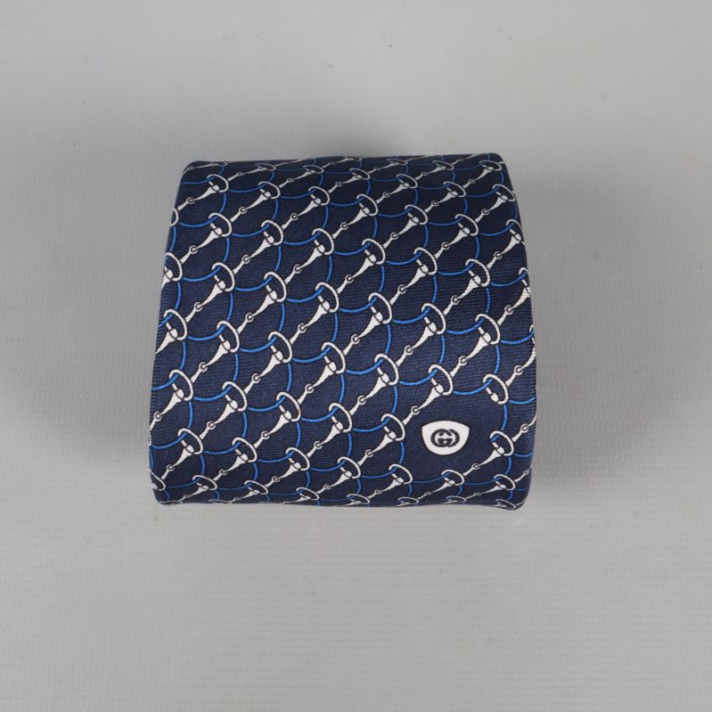 Bredden på slipsen i närbild med logga synlig