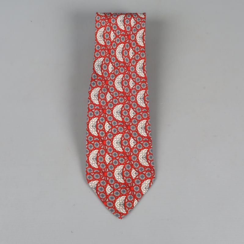 Slips med rött paisleymönster
