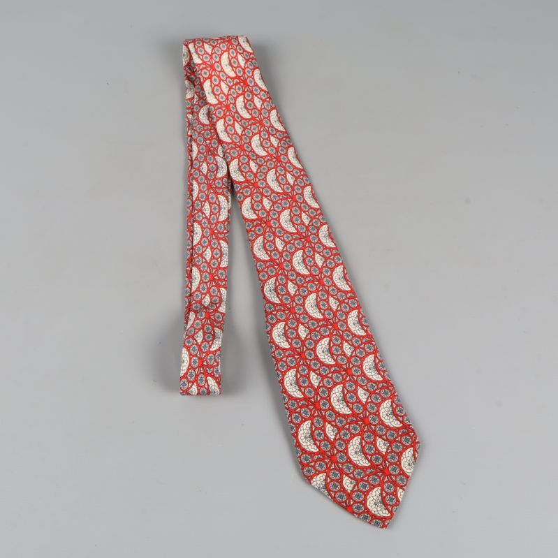 Hel slips med detaljerat paisleymönster i rött och vitt
