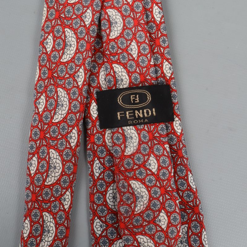 Närbild på slips med Fendi Roma-etikett