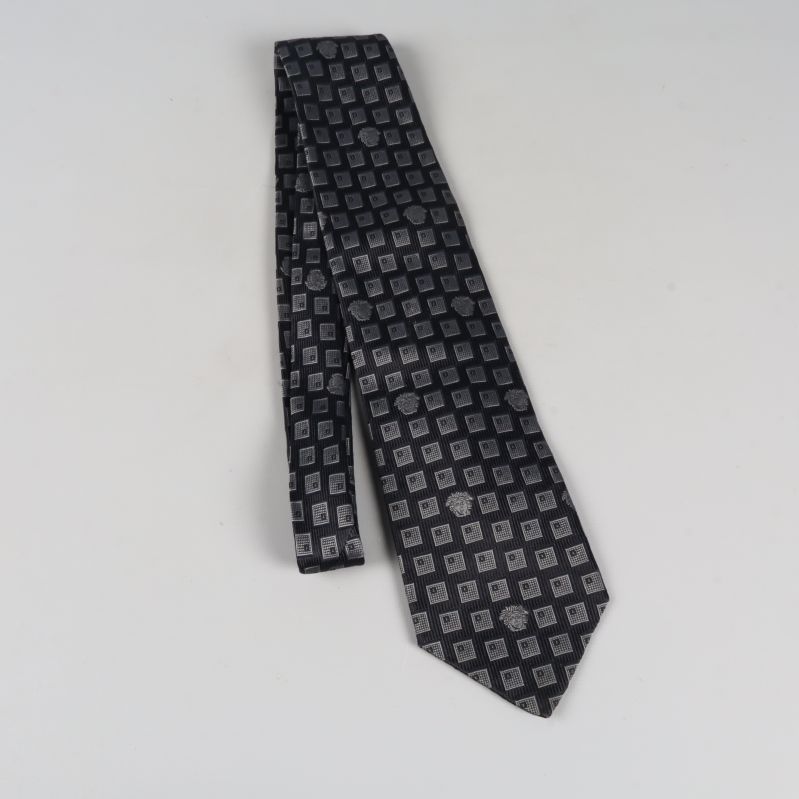 Hel svartgrå slips med rutmönster liggande