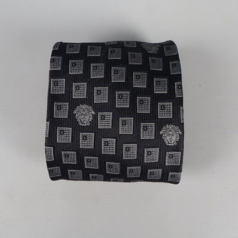 Slips hoprullad med grafiskt rut- och emblemmönster