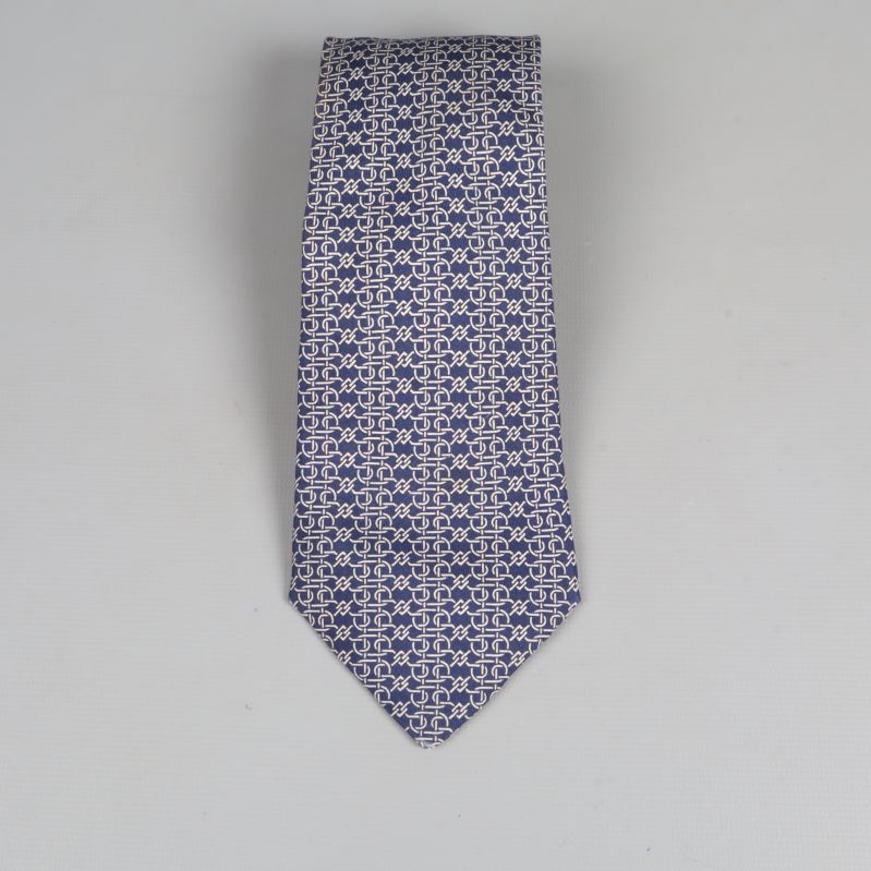 Framsidan av mönstrad blå och beige slips